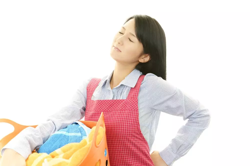 腰痛で悩む女性