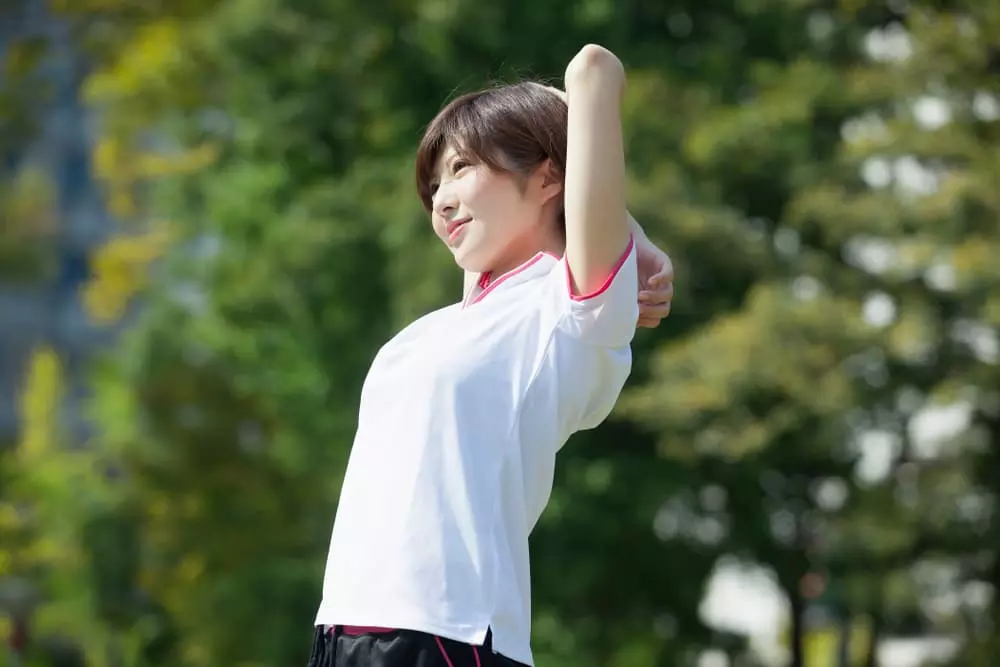 ストレッチする女性